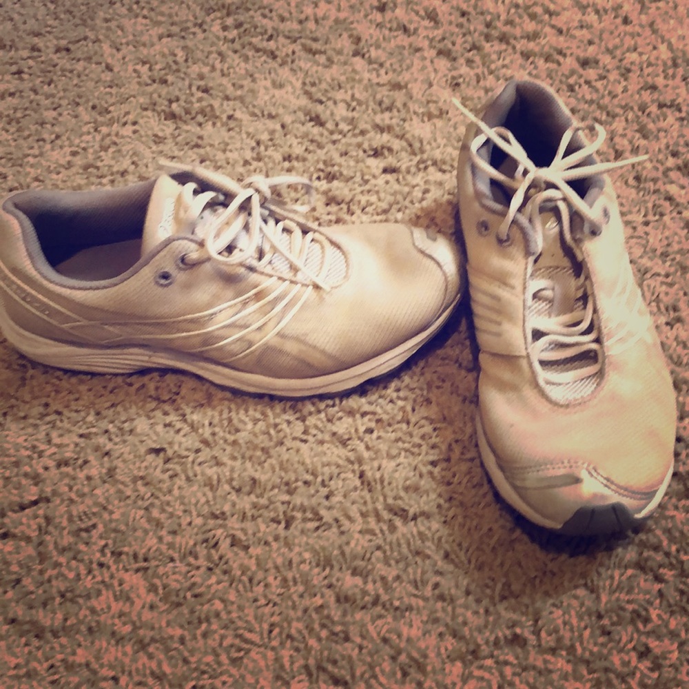Tennis shoes